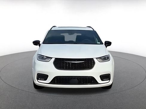 Used 2025 Chrysler Pacifica Limited image 4