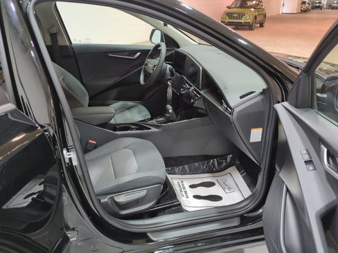 Certified 2024 Kia Niro LX FWD image 9