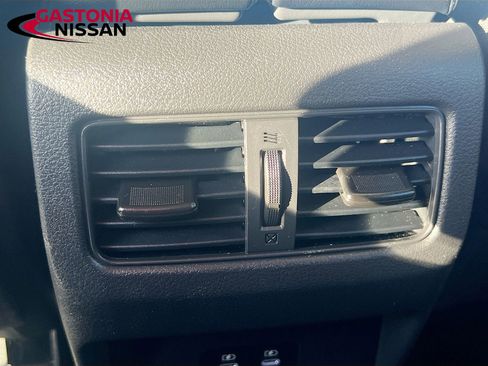 Used 2025 Nissan Rogue SV image 32