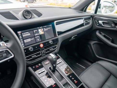 Certified 2025 Porsche Macan AWD/4WD image 15