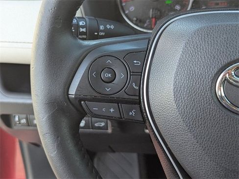 Used 2020 Toyota RAV4 XLE Premium image 31