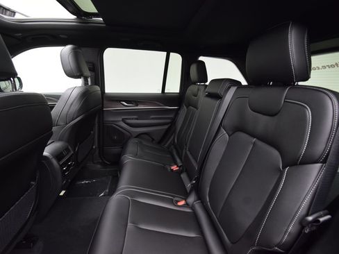 New 2025 Jeep Grand Cherokee Limited AWD/4WD image 39