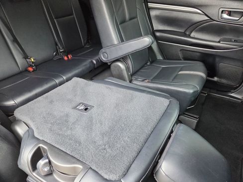 Used 2017 Toyota Highlander SE AWD/4WD image 5