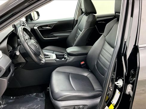 Used 2019 Toyota RAV4 XLE Premium image 8