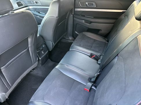 Used 2019 Ford Explorer XLT w/ Equipment Group 202A FWD image 4