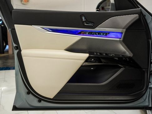 Used 2023 BMW 760i xDrive w/ Executive Package image 25