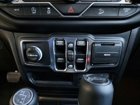 Used 2019 Jeep Wrangler Unlimited Sahara w/ Uconnect 4C Nav & Sound Group AWD/4WD image 14