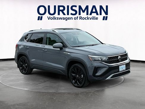 Used 2023 Volkswagen Taos SE w/ Panoramic Sunroof Package FWD image 1