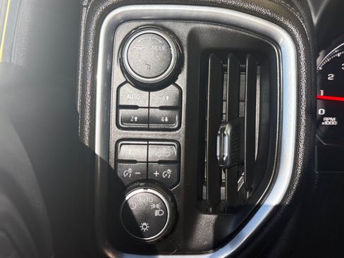 Used 2021 Chevrolet Silverado 1500 LT Trail Boss w/ LPO, Dark Essentials Package AWD/4WD image 21