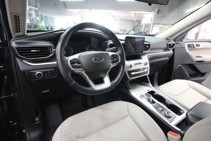 Used 2022 Ford Explorer XLT w/ Equipment Group 202A AWD/4WD image 15