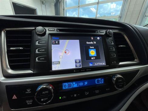 Used 2019 Toyota Highlander XLE FWD image 18