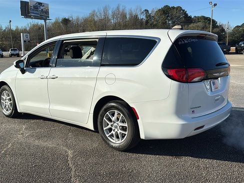 Used 2022 Chrysler Voyager LX image 6