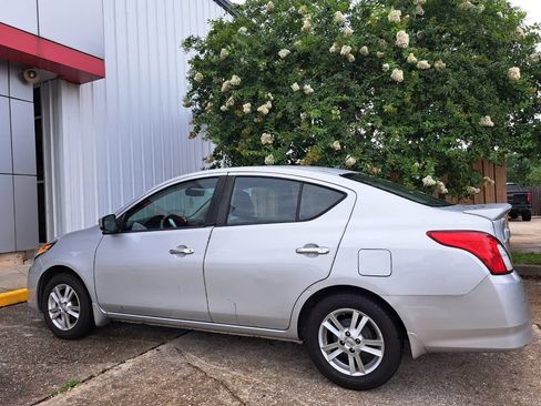 Used 2019 Nissan Versa SV FWD image 5