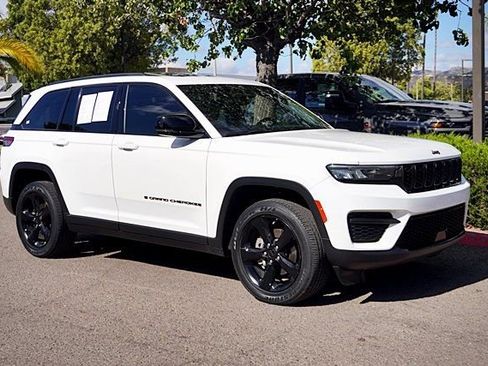 Used 2023 Jeep Grand Cherokee Altitude AWD/4WD image 6
