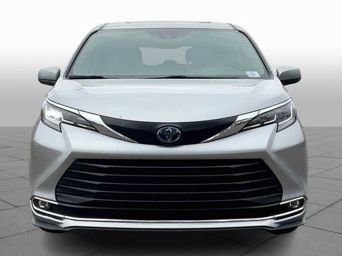 Used 2023 Toyota Sienna XLE FWD image 4