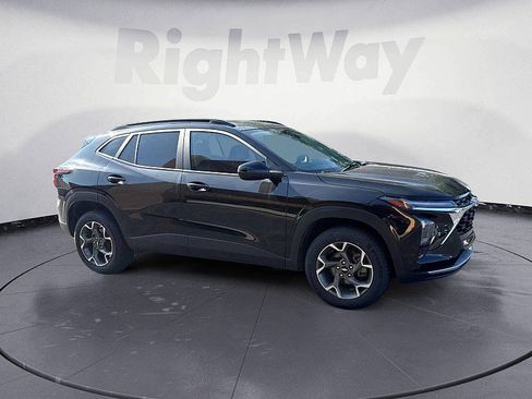 Used 2024 Chevrolet Trax LT FWD image 7