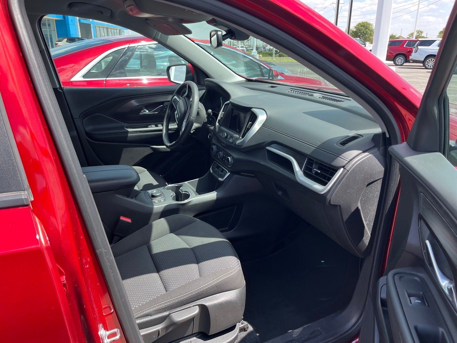 Used 2024 GMC Terrain SLE w/ Driver Convenience Package FWD image 7