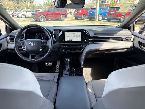 Used 2025 Toyota Camry SE w/ Convenience Package image 20
