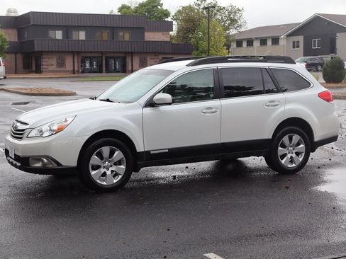 Used 2011 Subaru Outback 2.5i Premium w/ All-Weather Pkg AWD/4WD image 10