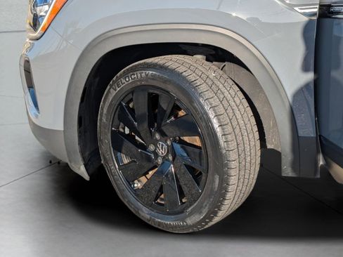 Certified 2024 Volkswagen Atlas Cross Sport SE w/ Panoramic Sunroof Package image 32