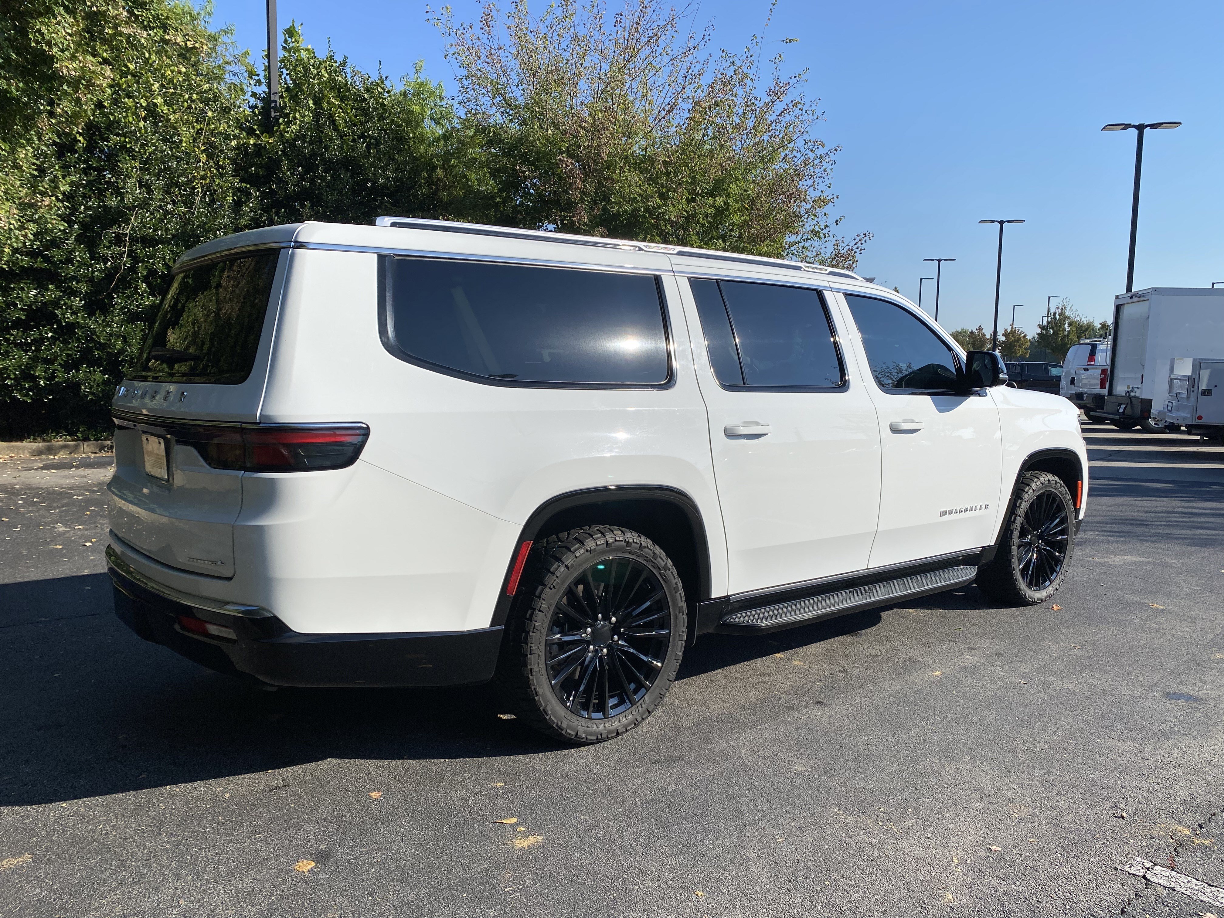 Used 2023 Jeep Wagoneer L Series II RWD image 9