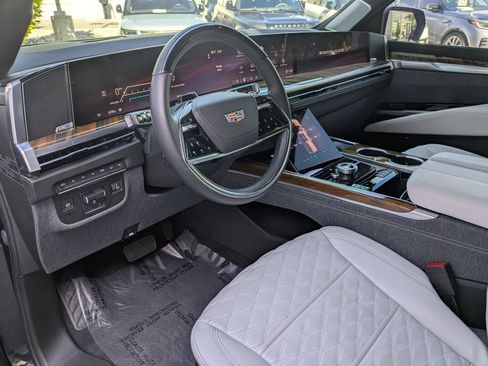 Used 2025 Cadillac Escalade Sport Platinum w/ LPO, ONYX Package AWD/4WD image 15