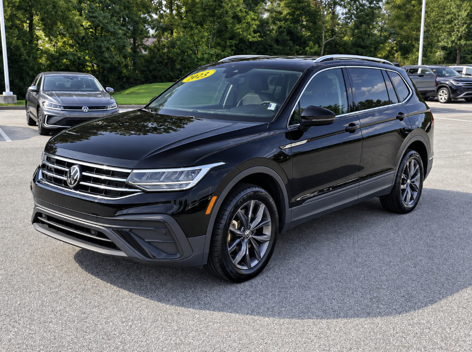 Certified 2023 Volkswagen Tiguan SE FWD image 2