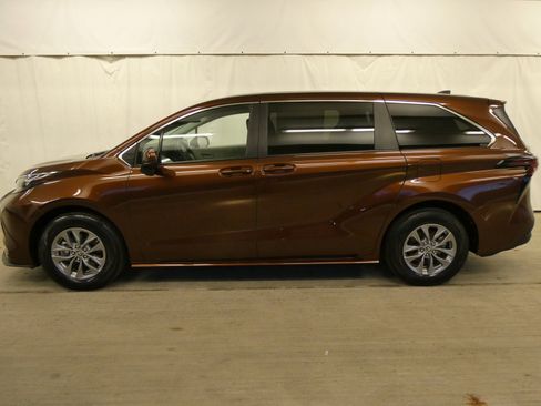 Certified 2024 Toyota Sienna LE image 23
