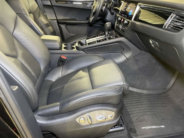 Certified 2026 Porsche Macan AWD/4WD image 23