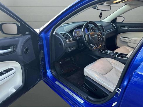 Used 2018 Chrysler 300 Limited image 12