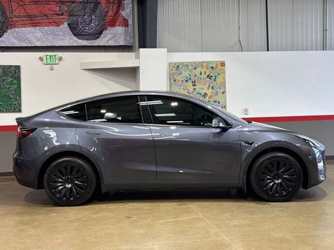 Used 2023 Tesla Model Y Long Range AWD/4WD image 3