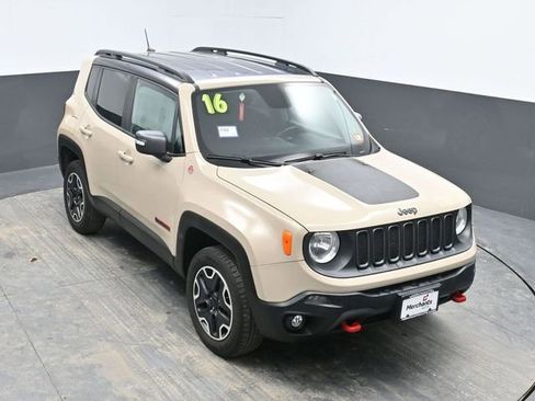 Used 2016 Jeep Renegade Trailhawk image 16