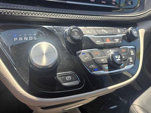 Used 2024 Chrysler Pacifica Limited FWD image 29