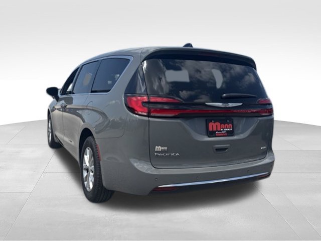 Used 2025 Chrysler Pacifica Select AWD/4WD image 12