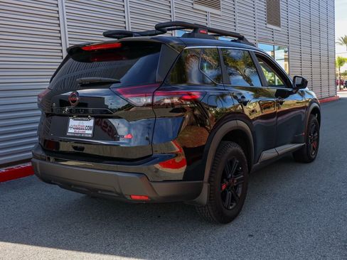 Used 2025 Nissan Rogue SV image 4