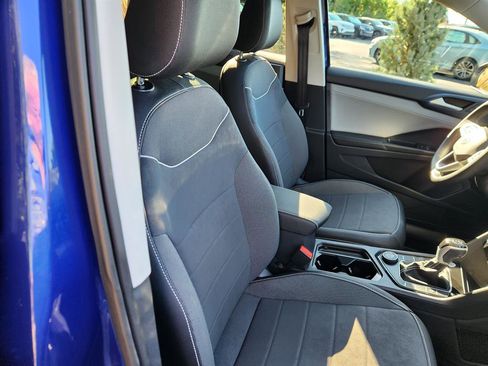 Certified 2024 Volkswagen Taos SE w/ Panoramic Sunroof Package image 13