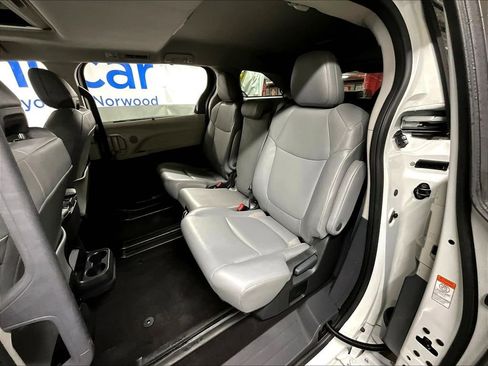 Used 2024 Toyota Sienna XLE FWD image 15