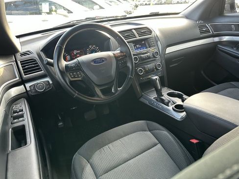 Used 2017 Ford Explorer XLT image 18