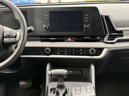Used 2025 Kia Sportage LX FWD image 17