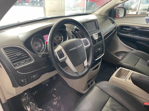 Used 2016 Chrysler Town & Country Touring image 18