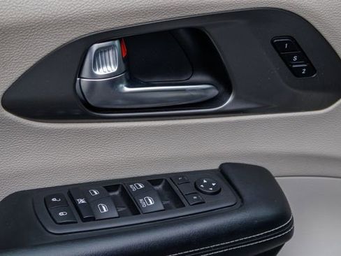 Used 2023 Chrysler Pacifica Touring-L FWD image 18