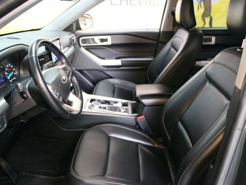 Used 2022 Ford Explorer XLT w/ Equipment Group 202A AWD/4WD image 15