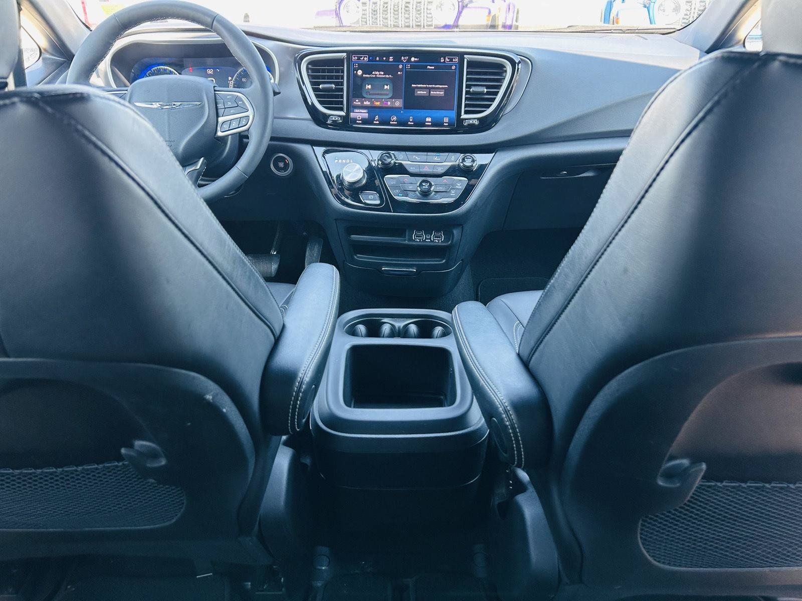 Used 2025 Chrysler Pacifica Select FWD image 24