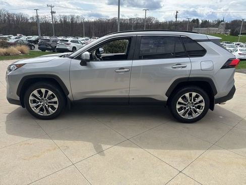 Used 2020 Toyota RAV4 XLE Premium image 4