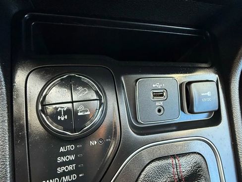 Used 2020 Jeep Cherokee Trailhawk image 35