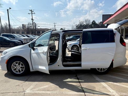 Used 2024 Chrysler Pacifica Touring-L image 15