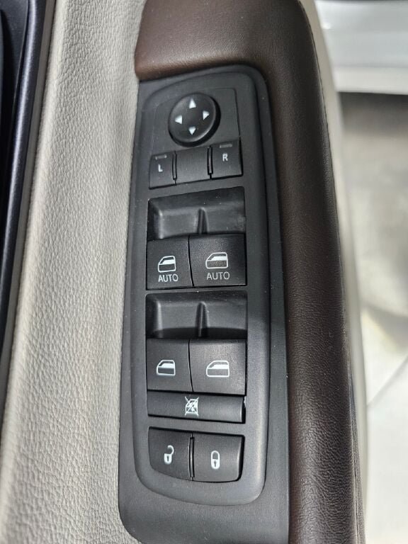 Used 2020 Chrysler Pacifica Touring-L FWD image 28