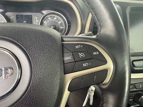 Used 2015 Jeep Cherokee Latitude w/ Cold Weather Group image 18