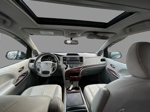 Used 2012 Toyota Sienna XLE image 21