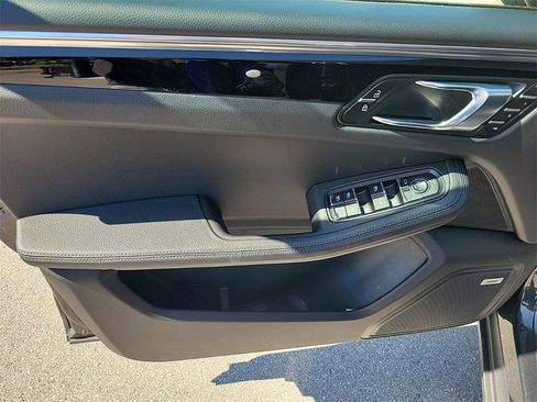 Certified 2025 Porsche Macan AWD/4WD image 17